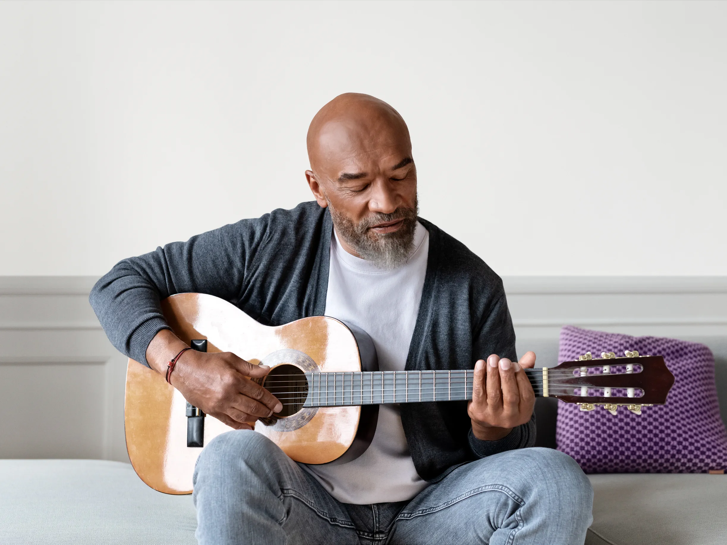 Playing the guitar wearing hearing aids getting the best sound expirience